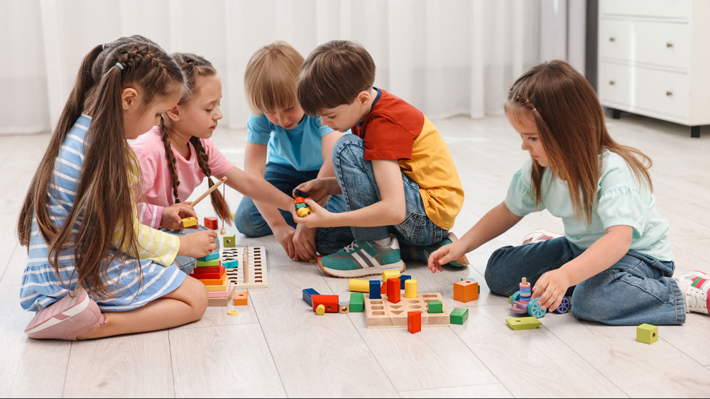 Deti sa hrajú na čistej podlahe_03