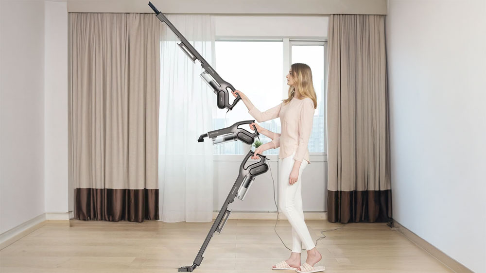 Žena předvádí úklidové možnosti tyčového vysavače Deerma DX700S_02