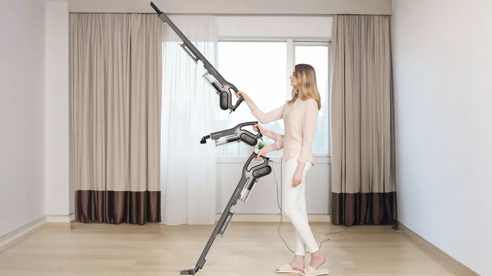 Žena predv&aacute;dza možnosti upratovania s tyčov&yacute;m vys&aacute;vačom Deerma DX700S_02
