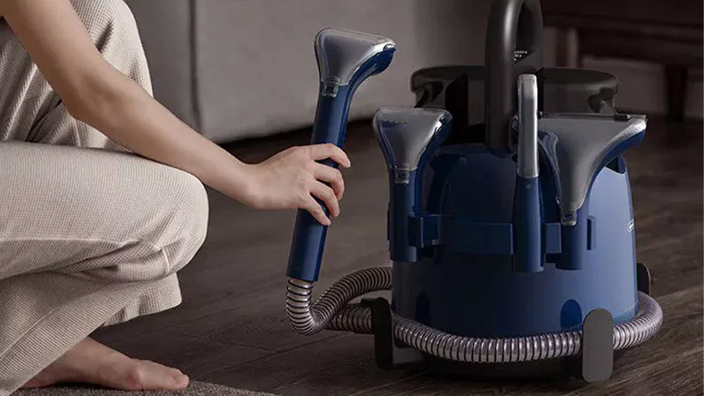 Žena upratuje pr&iacute;slu&scaron;enstvo viac&uacute;čelov&eacute;ho vys&aacute;vača Deerma DEM-BY200_05