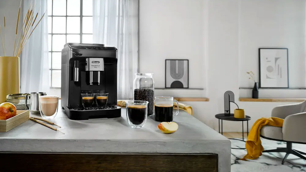 Automatický kávovar De'Longhi Magnifica Evo ECAM290.21.B na lince šálky kávy_02