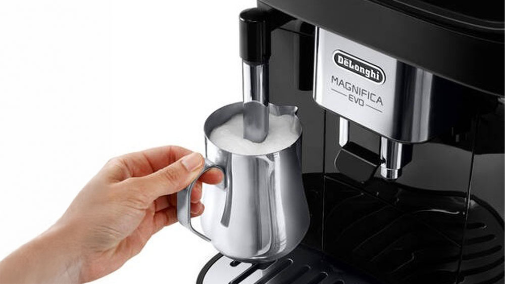 Příprava mléčné pěny v kávovaru De'Longhi Magnifica Evo ECAM290.21.B_04