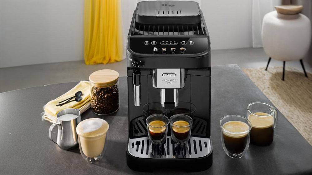 Kávovar De'Longhi Magnifica Evo ECAM290.21.B na lince šálky kávy_05