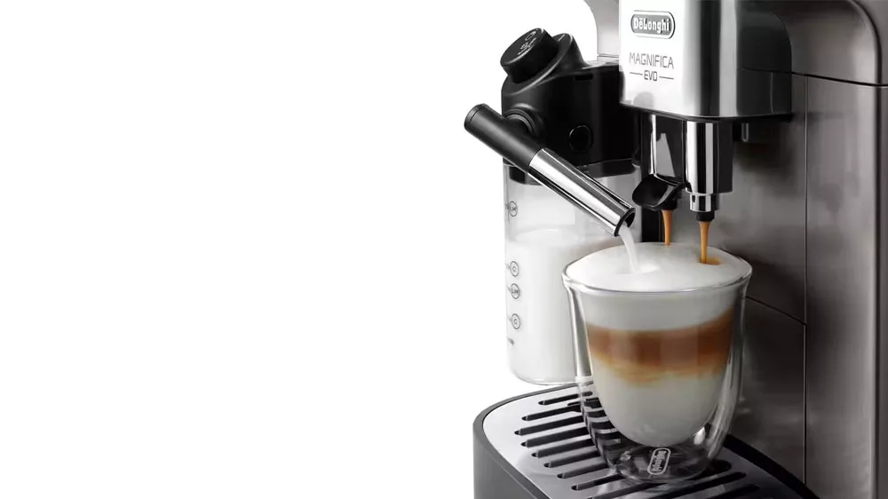 Príprava mliečneho nápoja v kávovare De'Longhi Magnifica EVO MILK ECAM290.85.SBX EX1_02