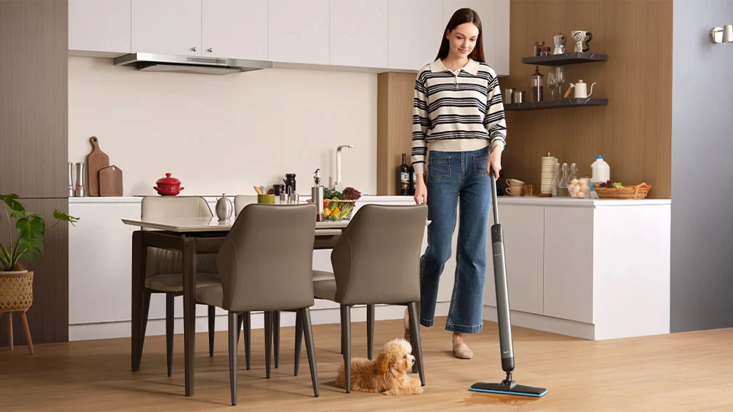 Žena používající elektrický mop Dreame Mira Mop 10