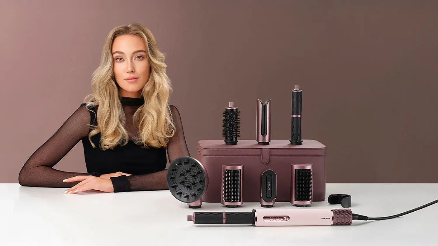 Žena a multistyler Dreame AirStyle Pro HI Rose Pink