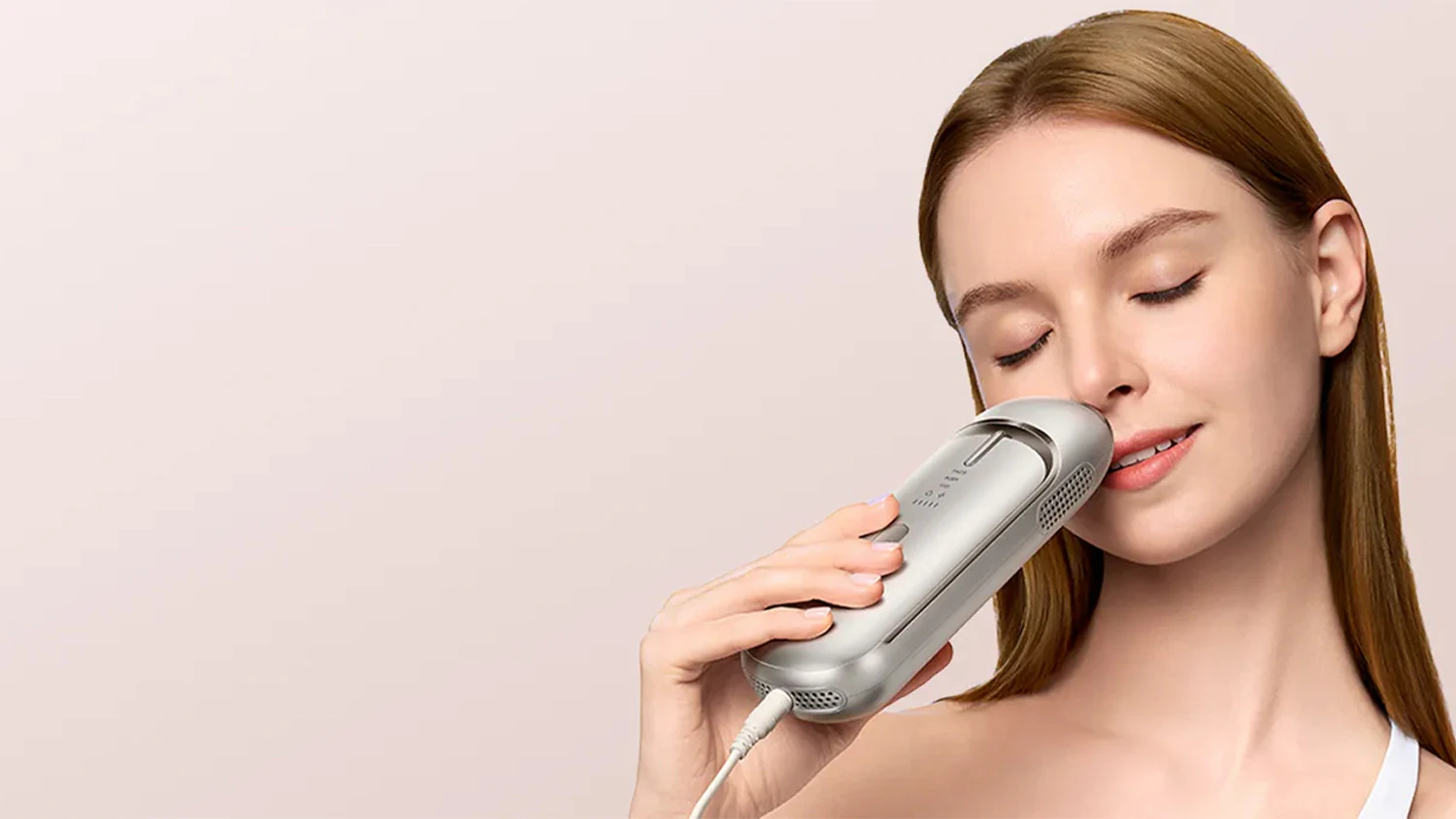 Žena při používání IPL epilátoru Dreame Nova IPL AHR01 na obličeji
