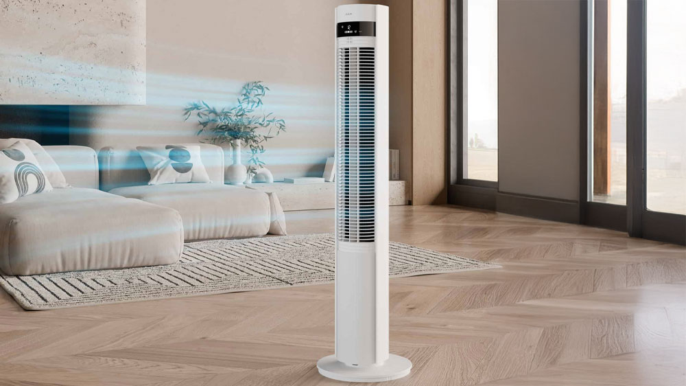 Sloupový ventilátor Duux DXTF01 Elevate Tower postavený v obývacím pokoji_02