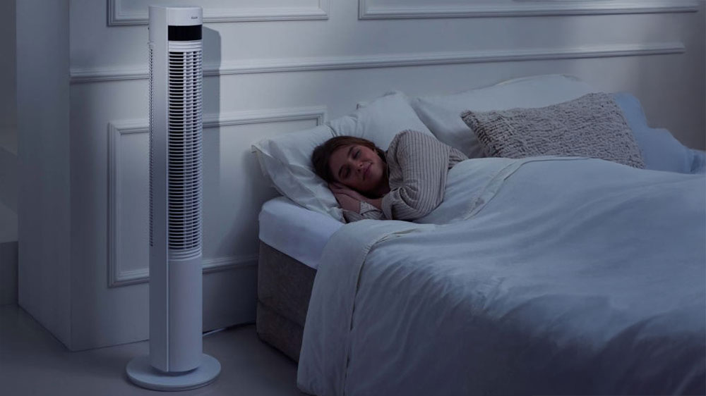 Sloupový ventilátor Duux DXTF02 Elevate Tower postavený v noci u postele_03