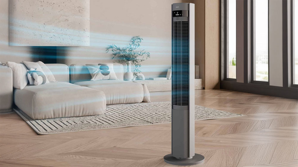 Sloupový ventilátor Duux DXTF01 Elevate Tower postavený v obývacím pokoji_02