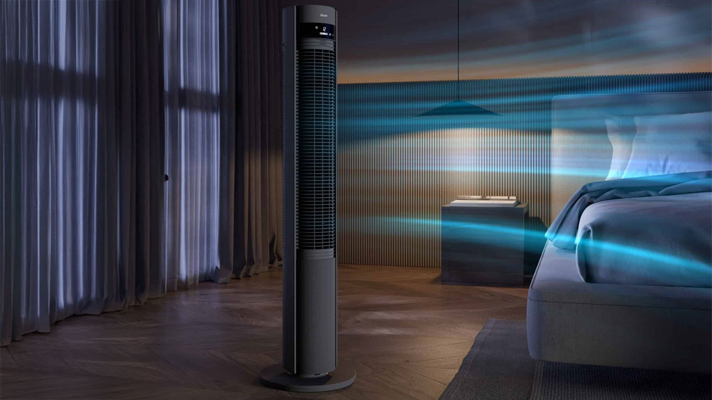 Sloupový ventilátor Duux DXTF01 Elevate Tower postavený v noci u postele_03