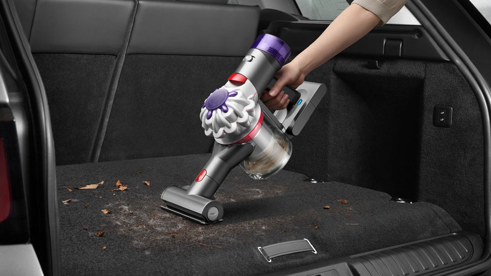 Uklízení auta ručním vysavačem Dyson CAR & BOAT HH15_02