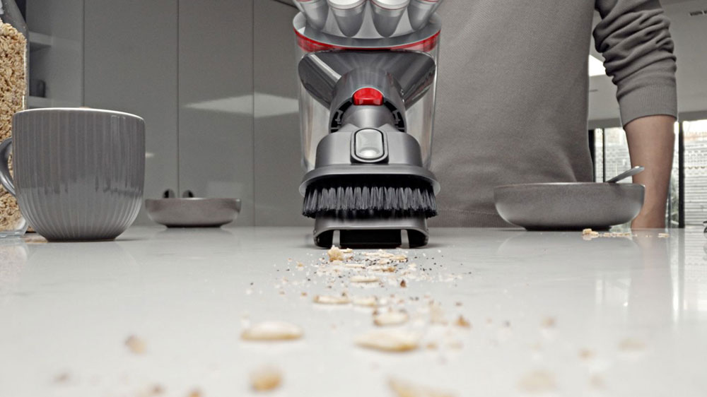 Úklid na kuchyňském stole ručním vysavačem Dyson CAR & BOAT HH15_03
