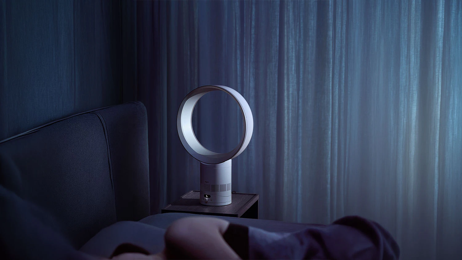 Ventil&aacute;tor Dyson funguj&iacute;c&iacute; v noci