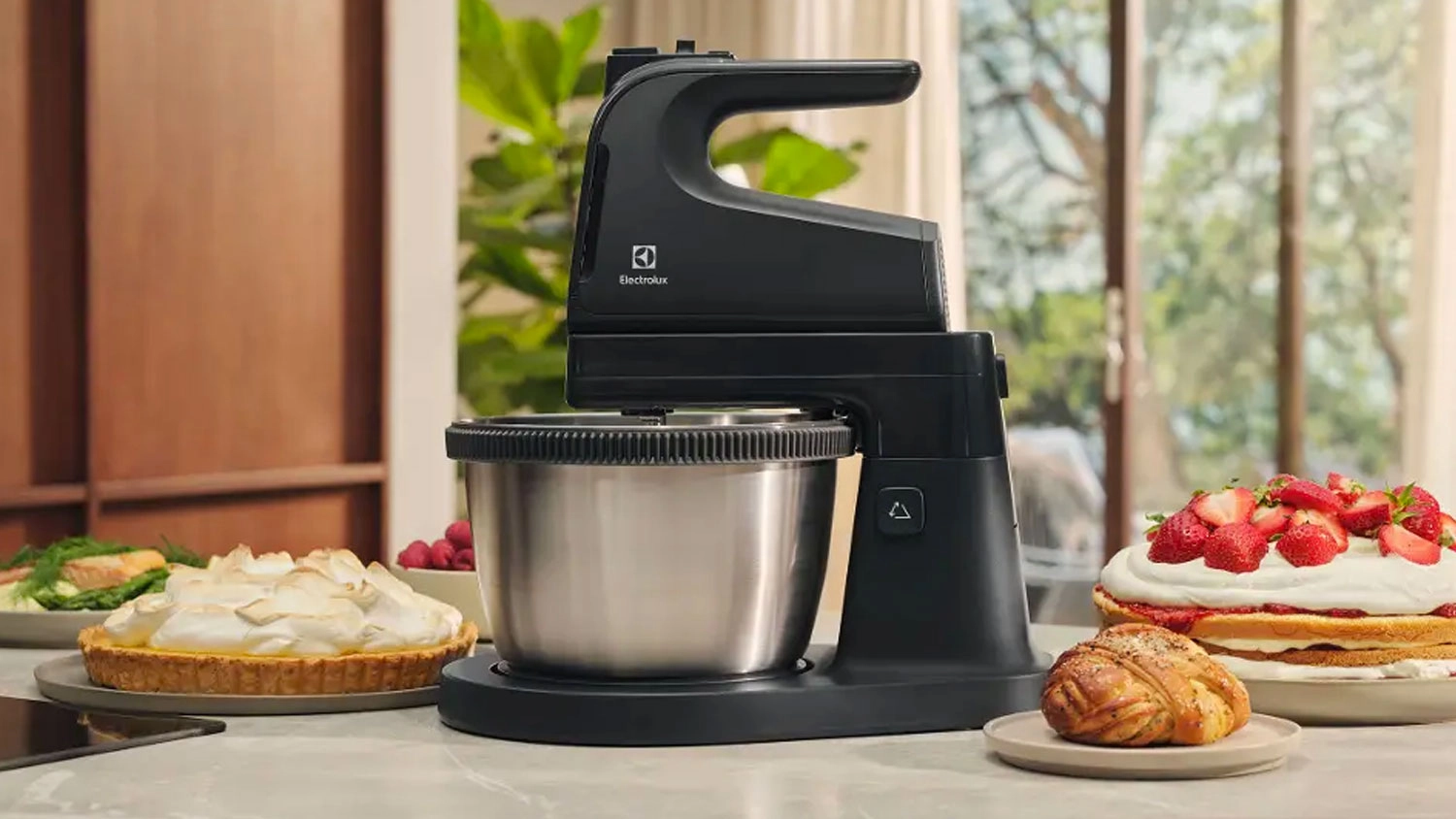 Ruční šlehač ELECTROLUX Mattino 2.0 ESM4B na kuchyňské lince