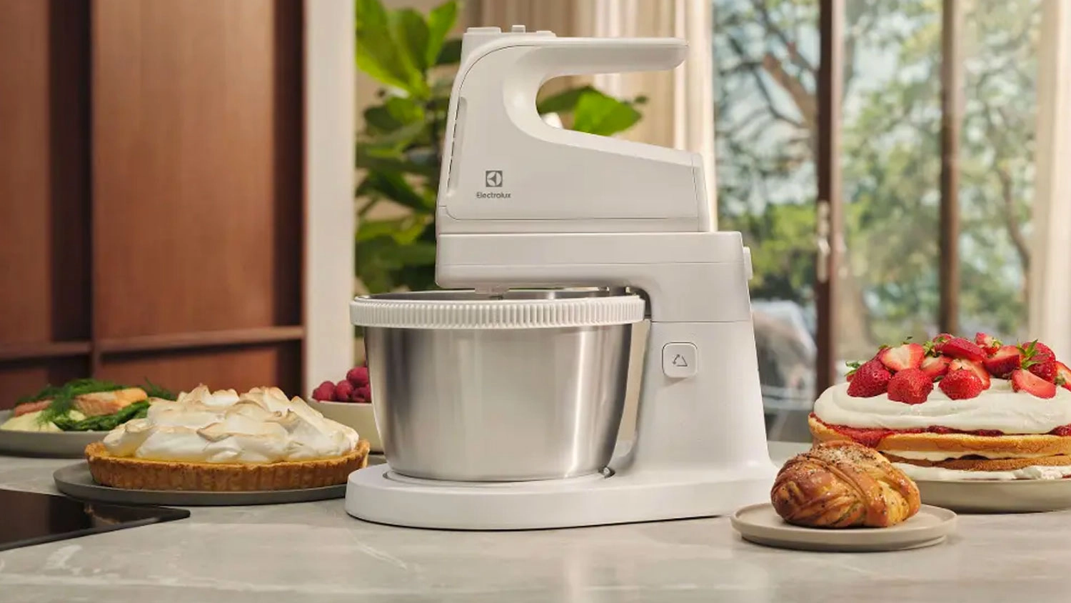 Ruční šlehač ELECTROLUX Mattino 2.0 ESM4W na kuchyňské lince
