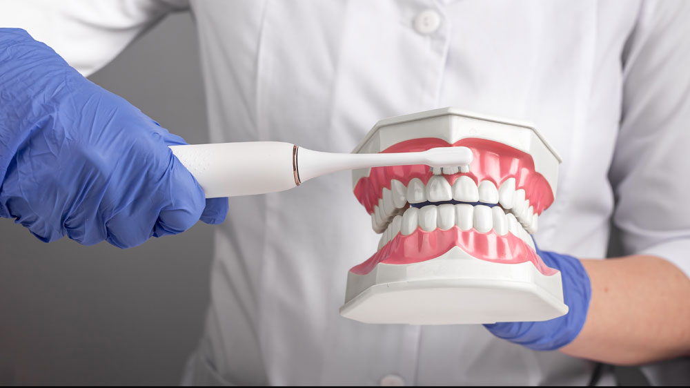 Dentista čist&iacute; zuby sonick&yacute;m kart&aacute;čkem_02
