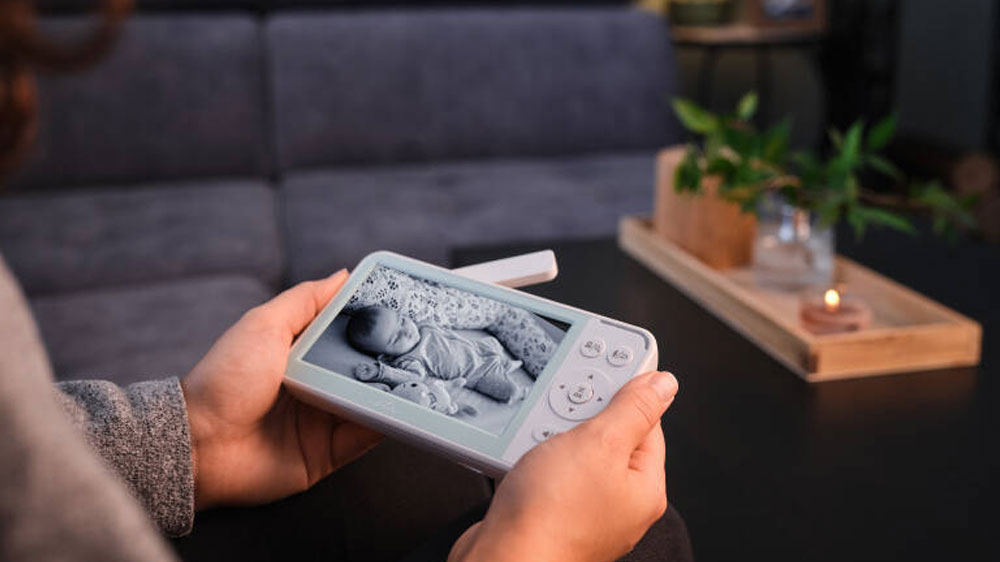 Matka drž&iacute;c&iacute; v rukou rodičovskou jednotku dětsk&eacute; chůvičky Eta Mimi 5306 90000_04