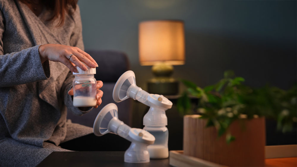 Žena s lahví s mlékem a odsávačkou ETA Mimi 1306 90000_02