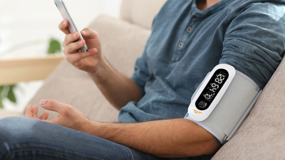 Tlakoměr na paži ETA 6297 90000 umístěný na paži_02