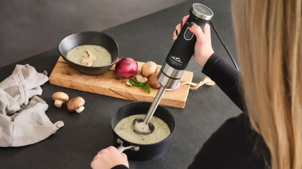 Žena připravující omáčku pomocí tyčového mixéru ETA Massimo 3256 90000_02