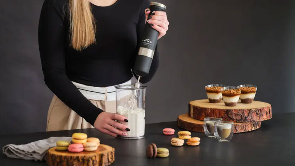 Žena připravující šlehačku pomocí tyčového mixéru ETA Massimo 3256 90000_03