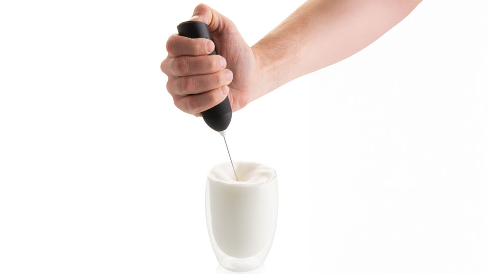 Muž šlehá pěnu s ručním napěňovačem ETA Shakes_02