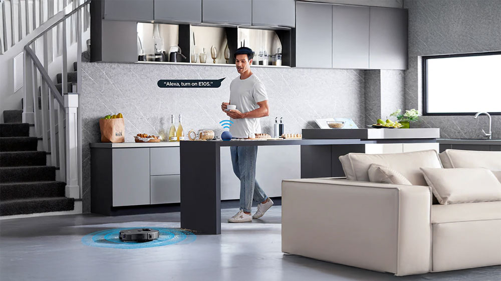 Mladý muž v kuchyni ovládající robotický vysavač Eureka E10s pomocí hlasového asistenta_06