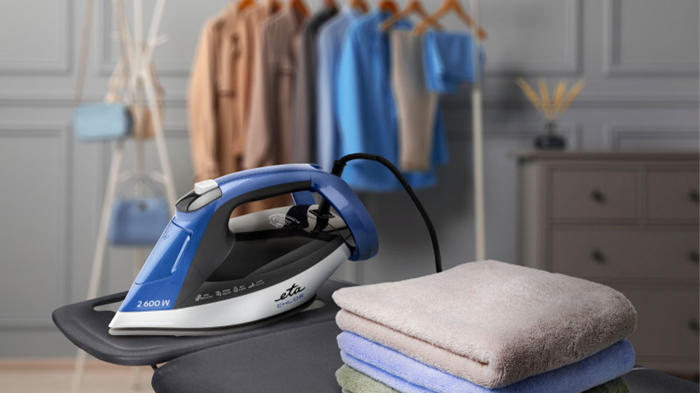 Napařovací žehlička Eta Chloe 2276 90000 na žehlicím prkně_02