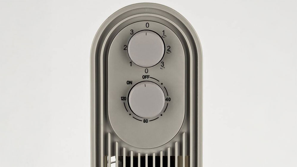 Pár relaxuje na pohovce_02