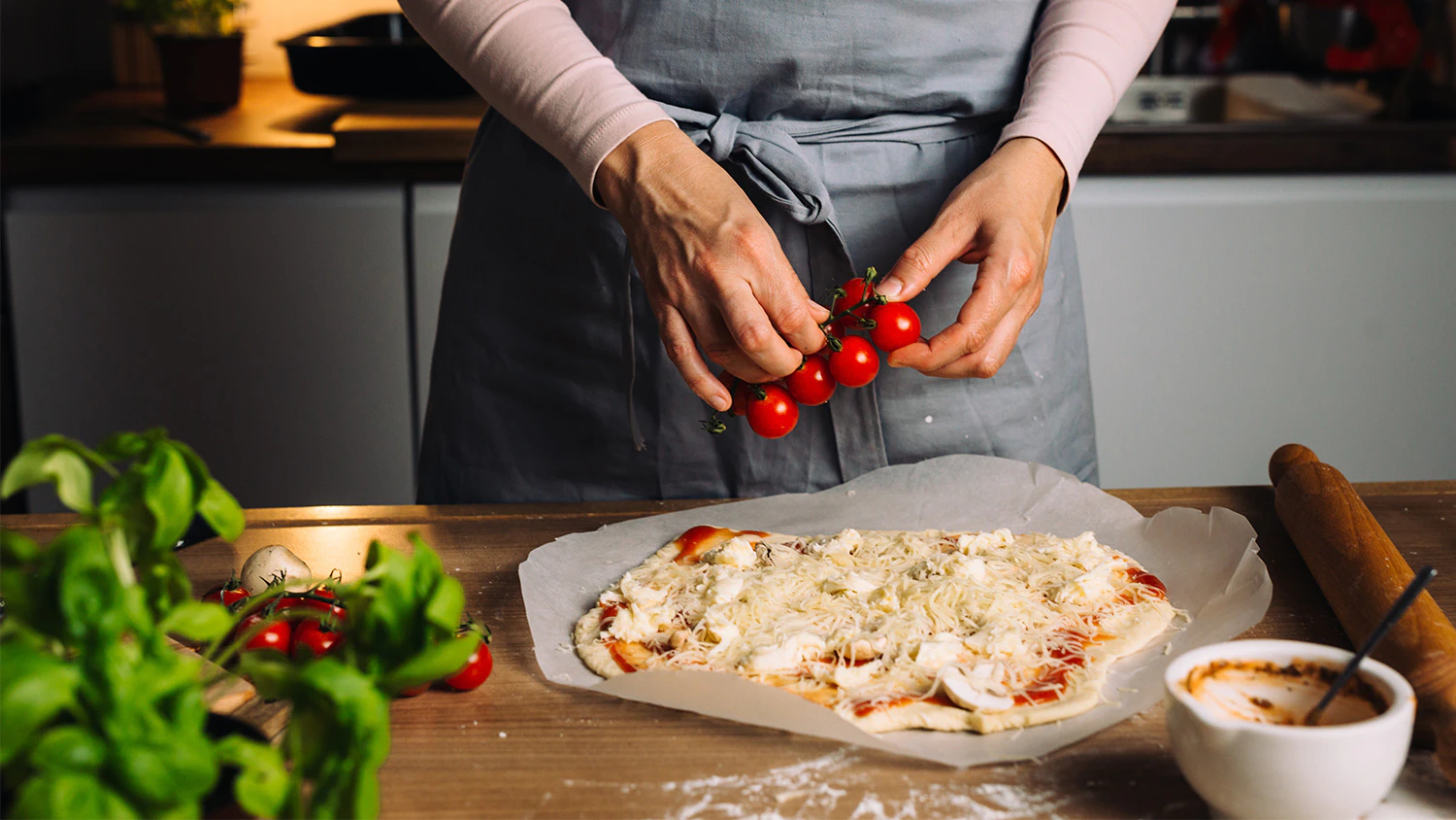 Žena připravující pizzu