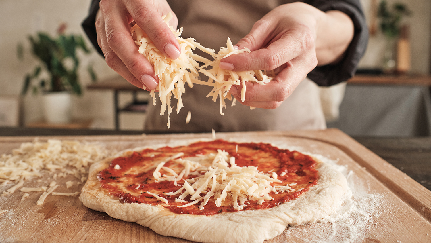 Žena připravující pizzu
