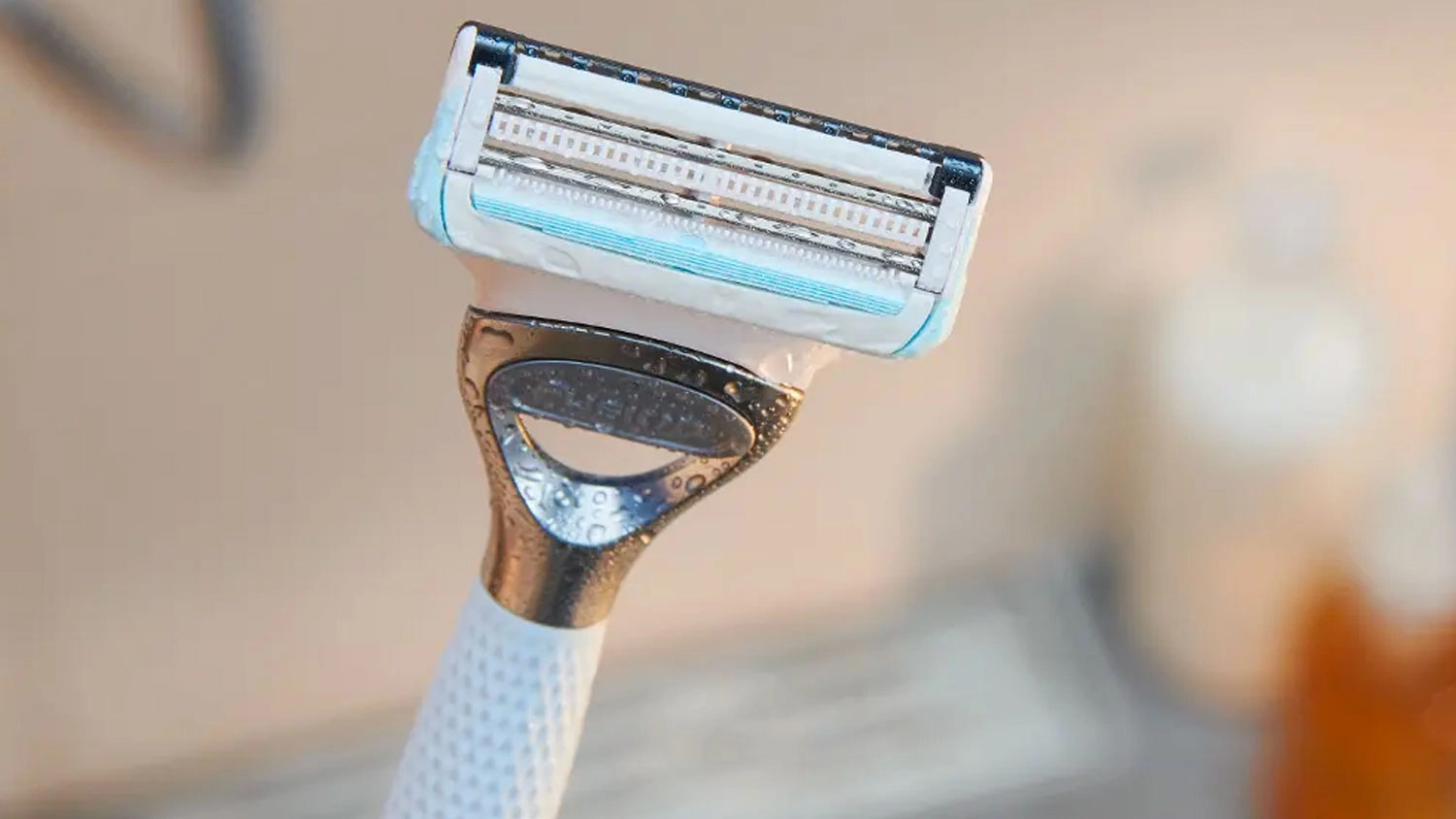 Holiaci strojček s nasadenou holiacou hlavou Gillette Venus Satin Care