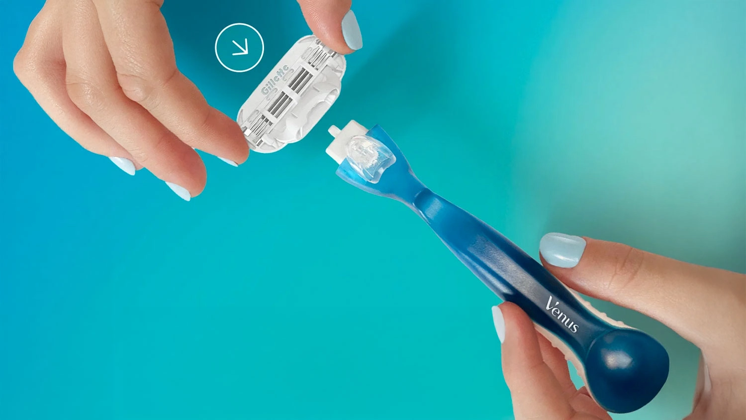 Ruky s modrým lakom na nechty nasadzujú náhradnú hlavicu Gillette Venus na modrú rukoväť holiaceho strojčeka.