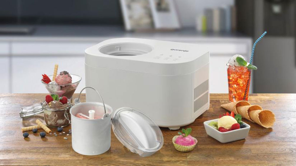 Výrobník zmrzliny Gorenje ICM10W na kuchynskej linke s mrazenými pochúťkami_02