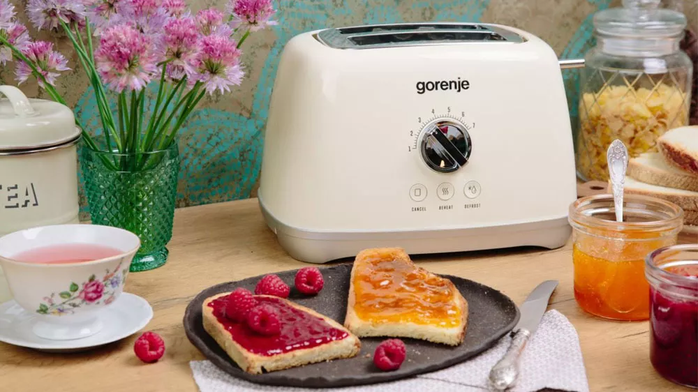 Topinkovač Gorenje T900RL na stole s tousty namazan&yacute;mi marmel&aacute;dou_03