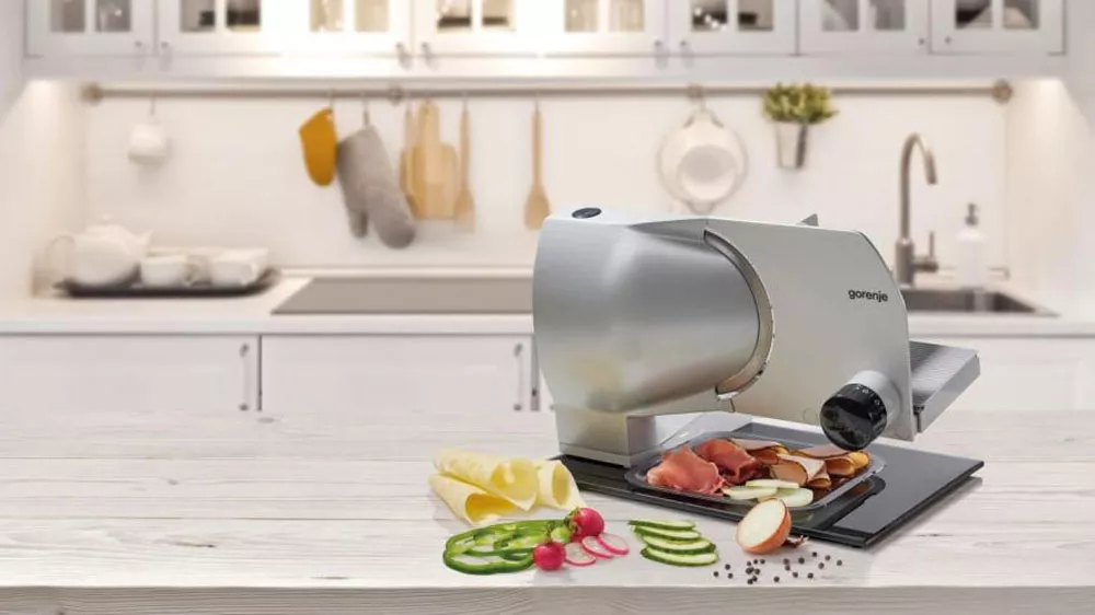 Elektrický krájač Gorenje R902A s nakrájanými potravinami_02