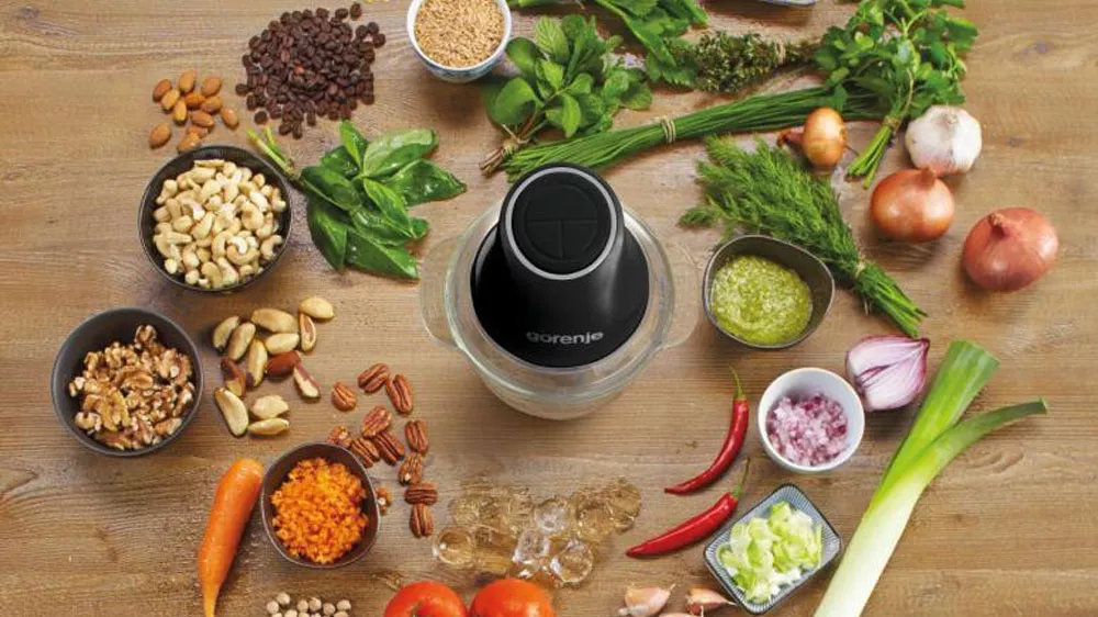 Sekáčik Gorenje S501GBK na kuchynskej linke s ingredienciami_02