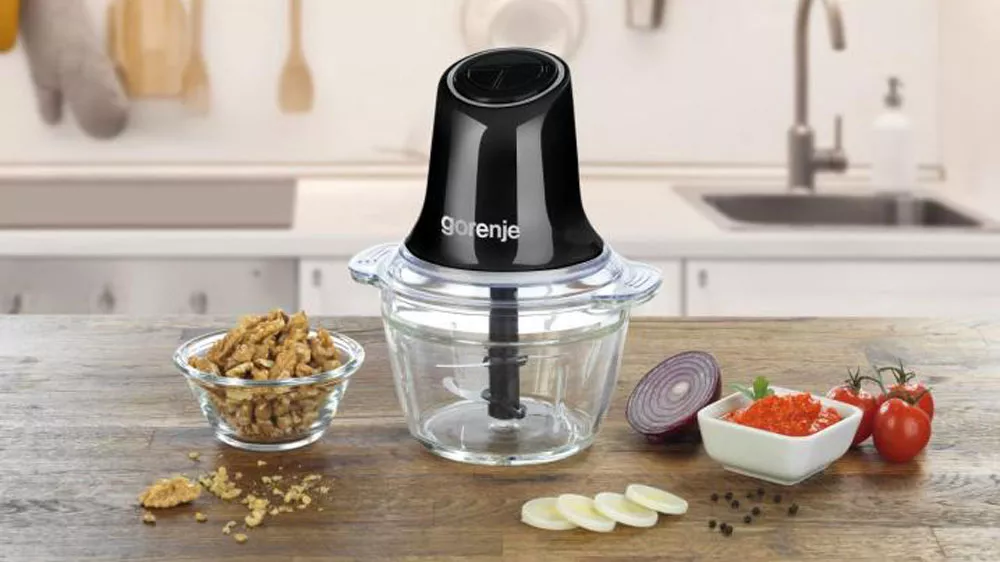 Sekáčik Gorenje S501GBK na kuchynskej linke s orechmi a zeleninou_03