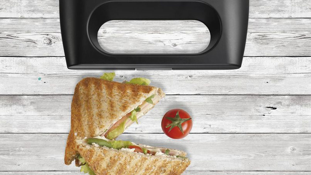 Sendvičovač Gorenje SM701GCB na kuchyňsk&eacute; lince s tousty a cherry rajčetem_02