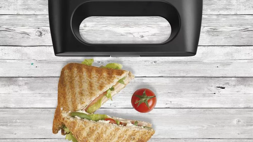 Sendvičovač Gorenje SM701GCB na kuchynskej linke s toastami a cherry paradajkou_02