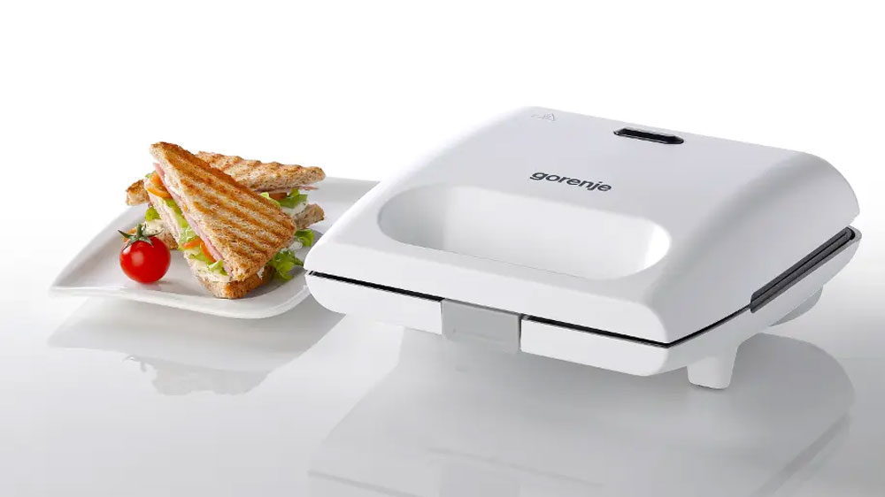 Sendvičovač Gorenje SM701GCW na kuchyňské lince s tousty a cherry rajčetem_02