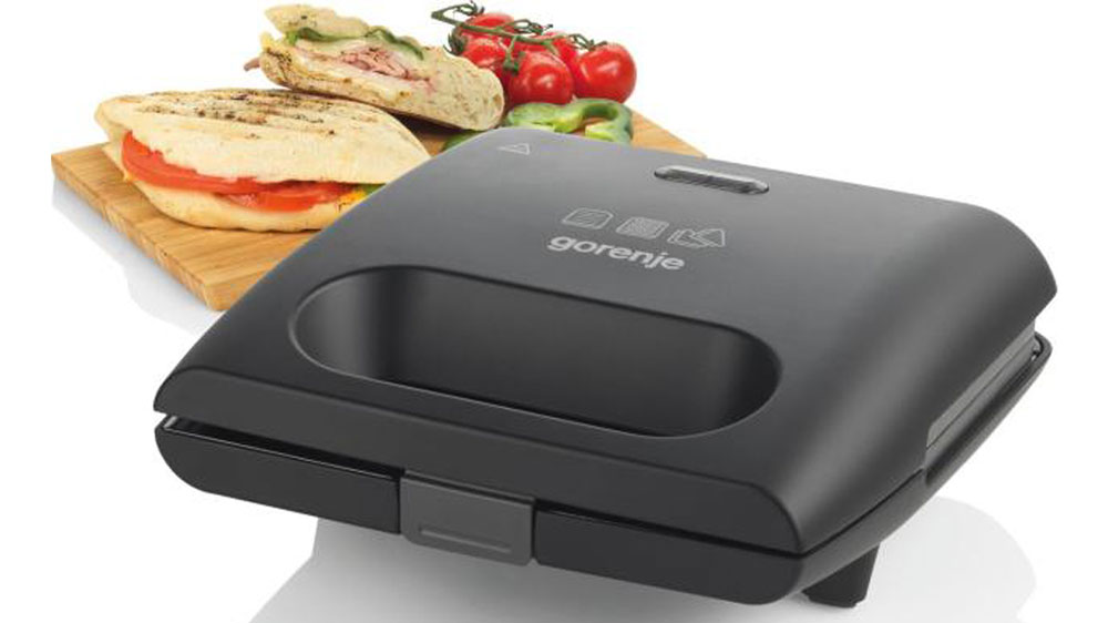 Sendvičovač Gorenje SM703GCB na kuchyňsk&eacute; lince s tousty, vaflemi a panini_02