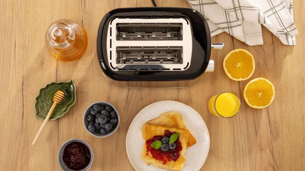 Topinkovač Gorenje T800DB na stole, detail širokých otvorů pro toasty_02