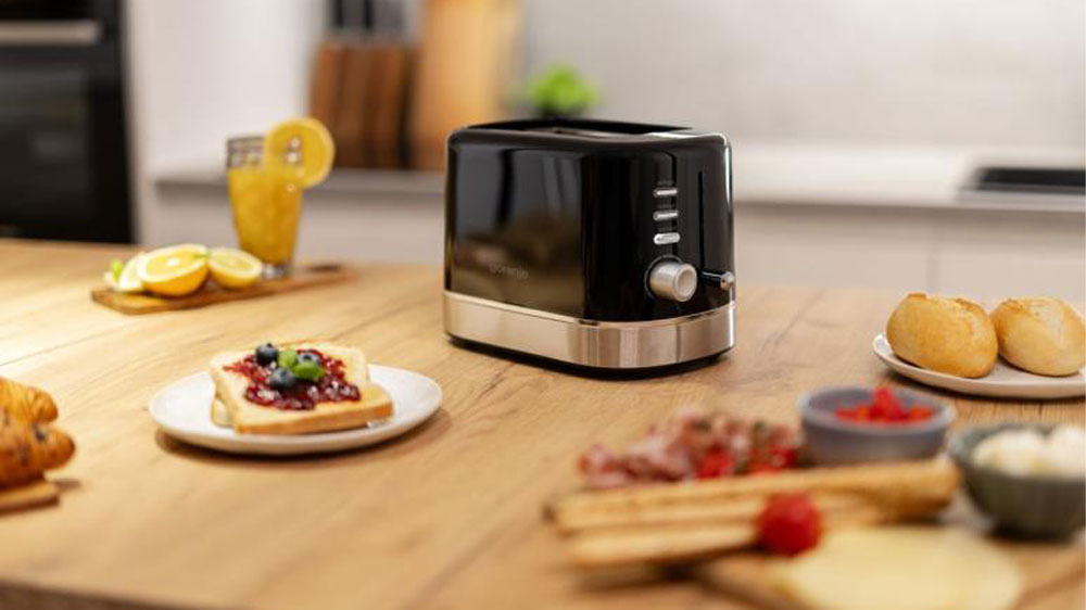 Topinkovač Gorenje T800DB na stole s tousty namazanými marmeládou_03