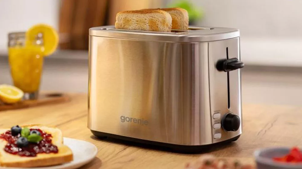 Hriankovač Gorenje T900RL na stole s toastami natretými čučoriedkovou marmeládou_03