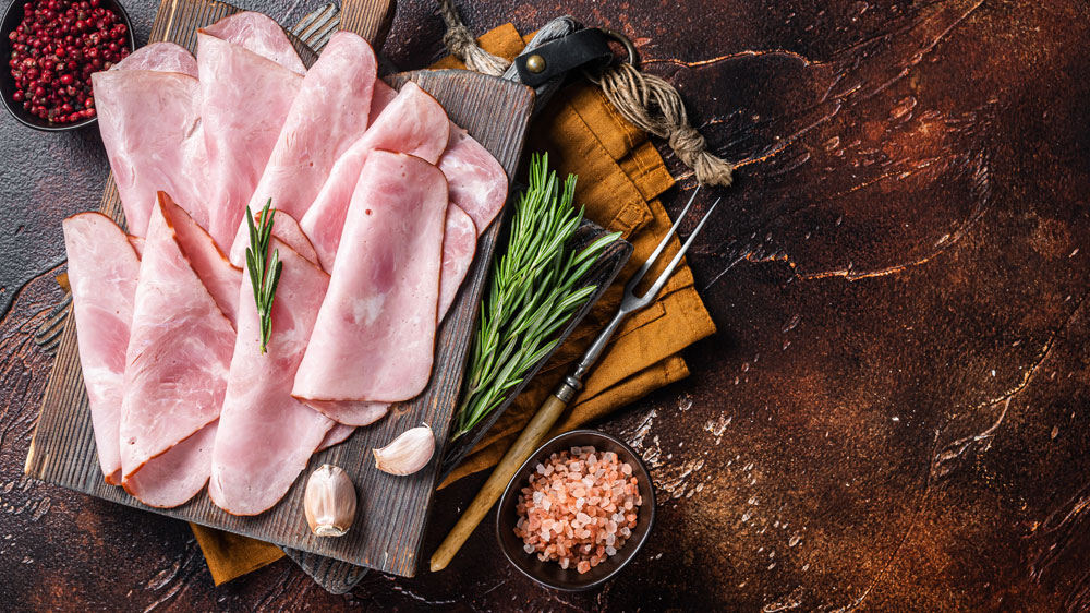 Nakrájená šunka na prkénku_03