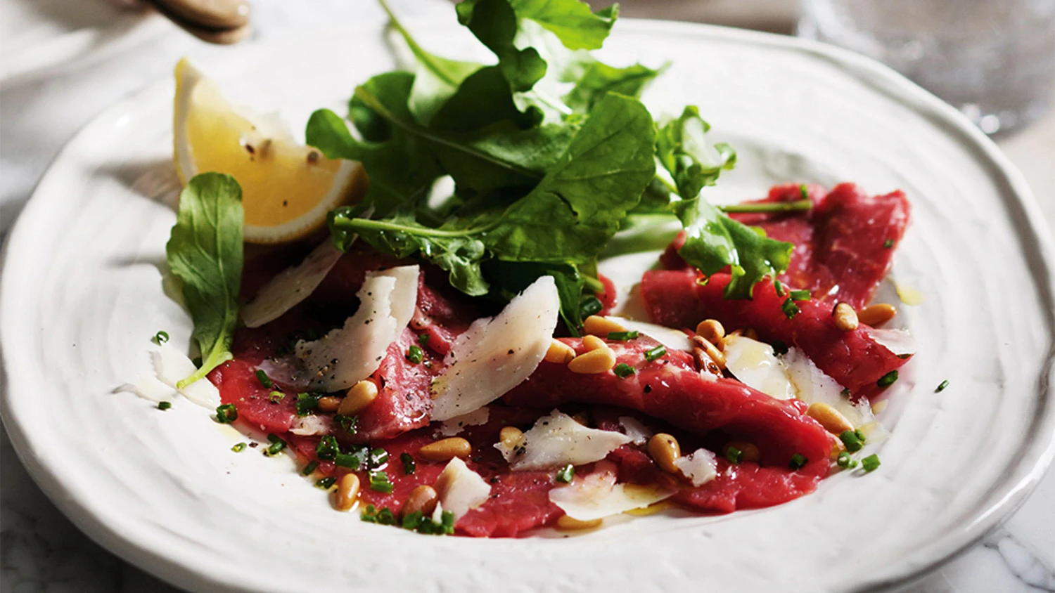 Hovězí carpaccio na talíři