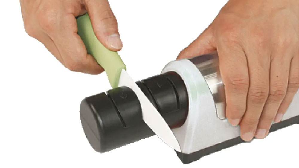 Broušení kuchyňského nože pomocí elektrického brousku na nože Guzzanti GZ 005_02