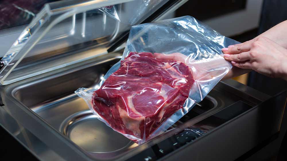 V&aacute;kuovanie m&auml;sa vo v&aacute;kuovačke_02